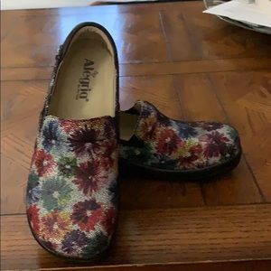 Alegria clogs